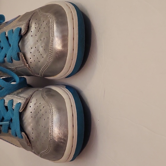 EUC Nike Leather Sneakers in Silver and Blue, Youth 7, UK 6 - Picture 3 of 9